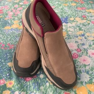 Arias Skyline slip on shoes. Size 9.5B